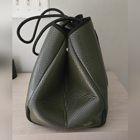 HAUTE SHORE | Neoprene Green Tote Bag & Wrislet Bundle - Picture 4 of 9